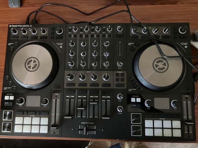 Native Instruments Traktor Kontrol S4 MK3 2018 Black image 1