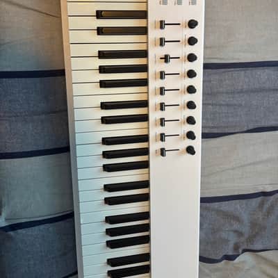 Arturia KeyLab Essential 88 MIDI Controller 2020 - Present - White image 3
