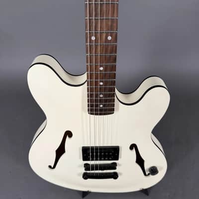 Fender Tom Delonge Starcaster, Satin Olympic White 3,1 kg inkl. Gigbag image 3