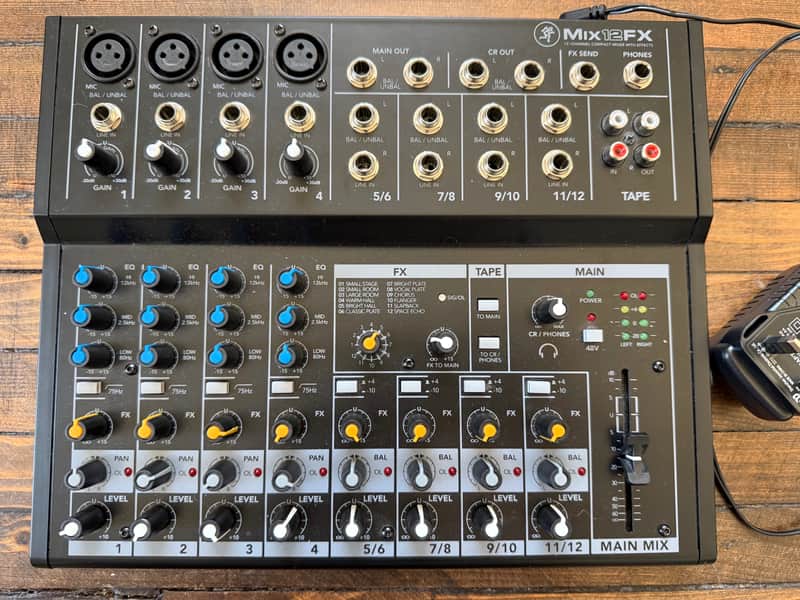 Mackie Mix12FX 12-Channel Compact Mixer with Effects 2015 - Present Black image 1