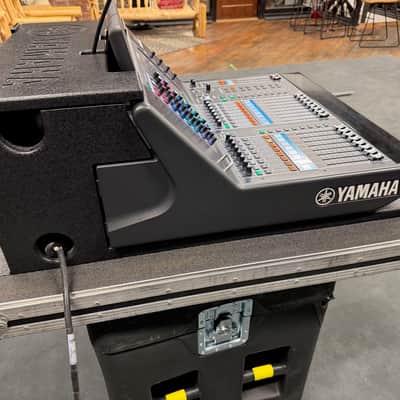 Yamaha CL1 Console w/ R&R road case image 5
