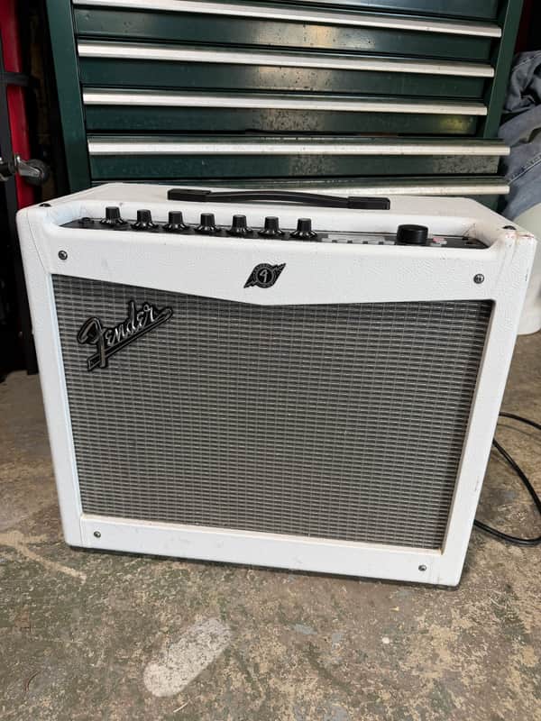 Fender Mustang III V.2 100-Watt 1x12" Modeling Guitar Combo 2015 - Snow White image 1