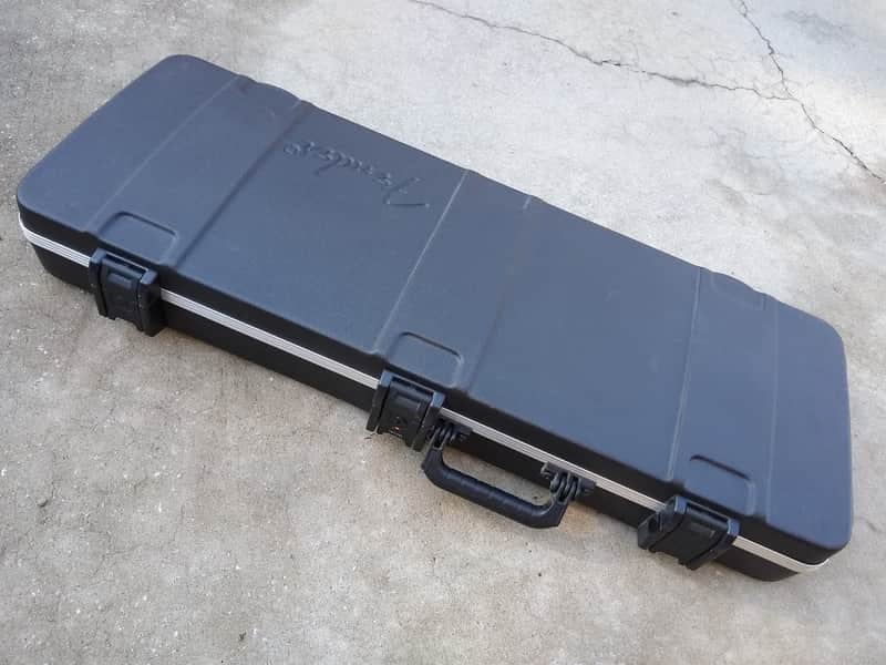 2000's Fender TSA Hardshell Case for Stratocaster or Telecaster - Black Molded - Includes Key imagen 1