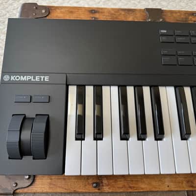Native Instruments Komplete Kontrol A61 2018 - Present - Black image 2