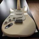 Fender Standard Stratocaster Lefthand Left-Handel LH Linkshänder Maple Fretboard 2006 - 2017 - Arctic White