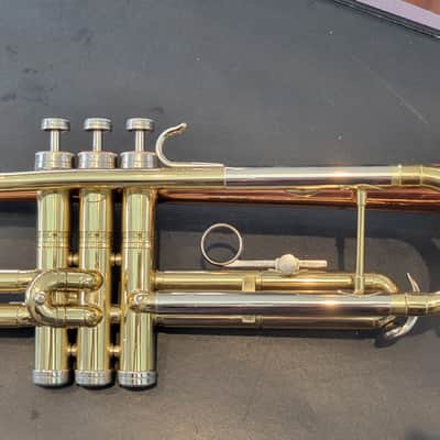Conn Director Shooting Star Trumpet with case and Mouthpiece image 2