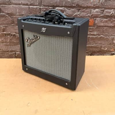 Fender Mustang I (V.1) 20-Watt 1x8" Guitar Combo Modeling Amplifier image 1