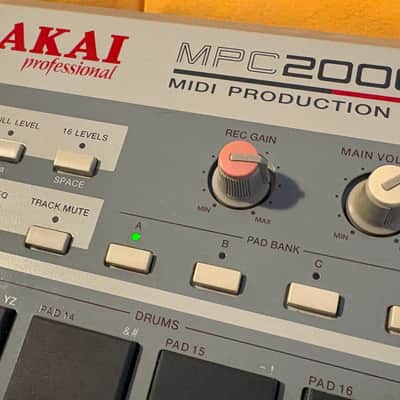 Akai MPC2000XL - upgraded Screen / Gotek drive / 32mb Ram image 5