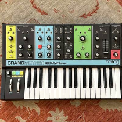 Moog Grandmother 👵 Semi-Modular Analog Synthesizer