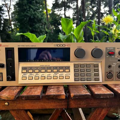 AKAI S1000 HD Sampler + LED Display + internal ZuluSCSI + Gotek USB + 20MB RAM + AES/EBU Digital Interface