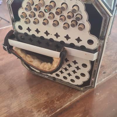 Pearl Queen Concertina 1919 - Black Lacquer/Abalone image 3