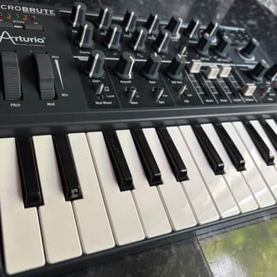 Arturia MicroBrute 25-Key Synthesizer 2014 - Present - Black