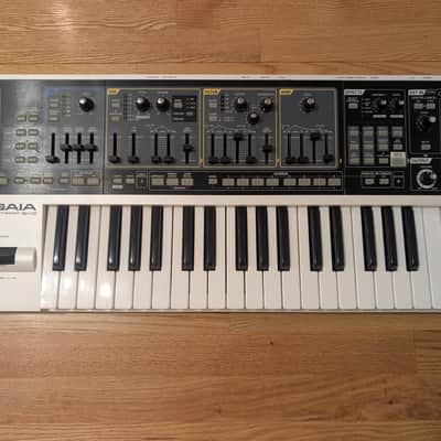 Roland SH-01 GAIA 37-Key Digital Synthesizer 2010 - 2012 - White image 1