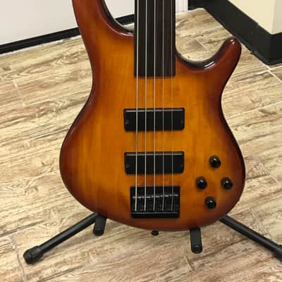 Dean 5 String Fretless Bass image 2