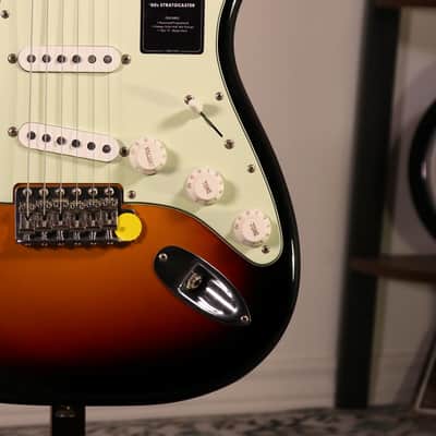 Fender DE Vintera Road Worn '60s Stratocaster Limited Edition - Rosewood Fingerboard, 3-Color Sunburst image 3