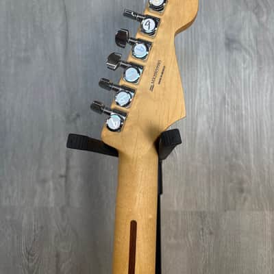 Fender Player Stratocaster with Maple Fretboard 2018 - 2024 - 3-Color Sunburst image 5