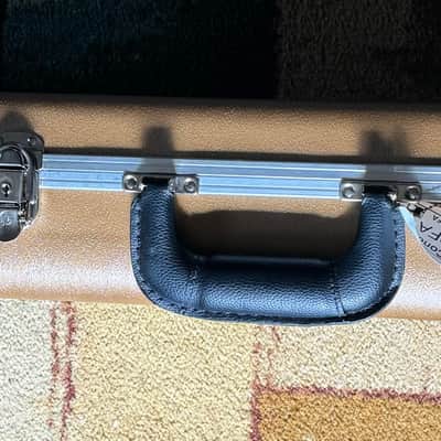 Gibson Gibson Gold Concept Les Paul Less Plus Hardshell Case 2015 - Gold 2015 - Gold image 11