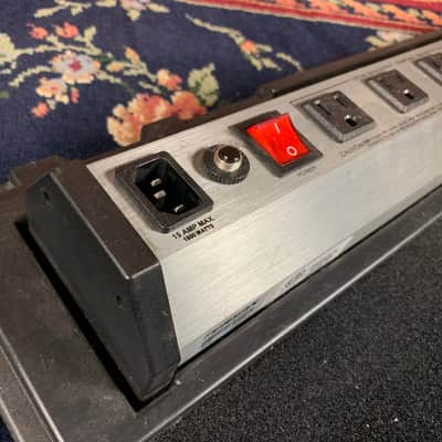 Furman SPB-8C Powered Pedal Board w/Rolling Hard Case image 6