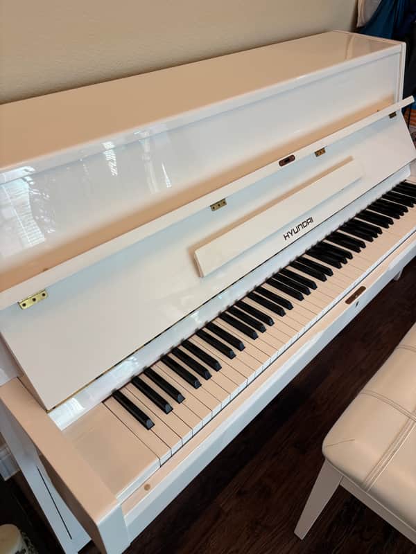 Hyundai U821 Upright Piano 1981-1990 - White image 1