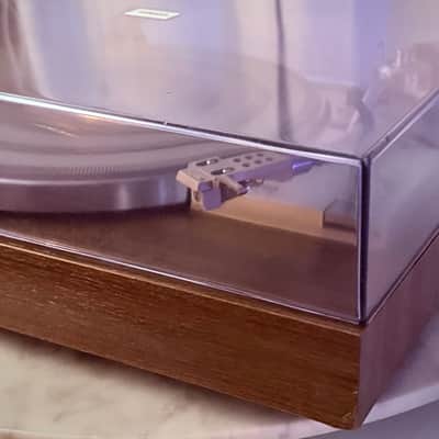 ✨✨ Yamaha YP-211 Vintage Belt-Drive Turntable – Woodgrain Plinth, S-Shaped Tonearm, Smoked Dust Cover, Tested – BVA image 7