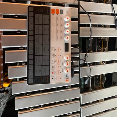 IK Multimedia UNO Drum Analog/PCM Drum Machine 2019 - Present - White / Black image 3