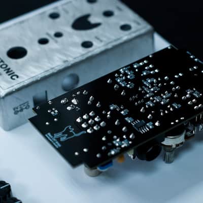 DJENTTONIC and SHREDINHERE premium guitar pedals, distortion, overdrive, fuzz analog effects. Discount -10% image 12