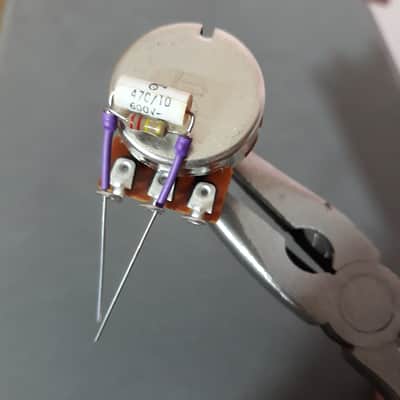 TREBLE BLEED MOD, Mallory 470pF Axial Film capacitor, 220K ROHM Gray Ghost resistor image 2