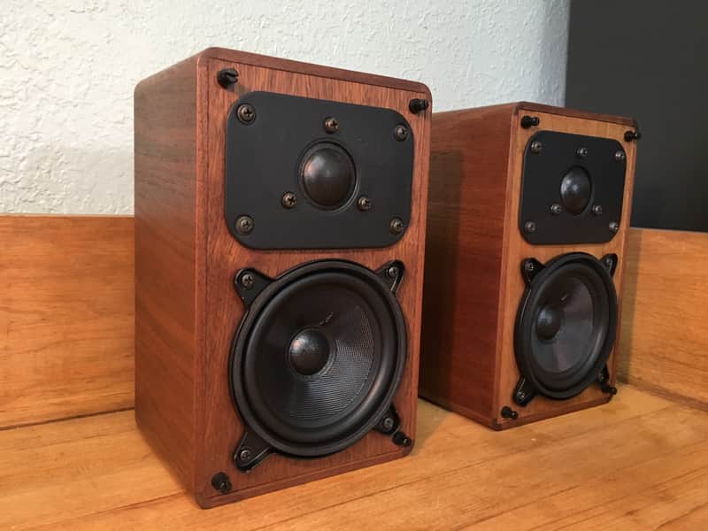 Realistic Minimus 7 Walnut Finish Vintage Bookshelf Speakers Pair