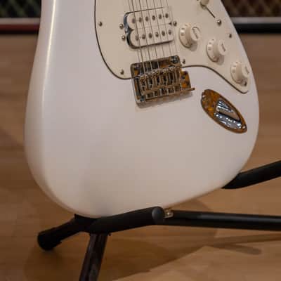 Fender Juanes Stratocaster®, Maple, Electric Guitar - Pearlescent Luna White image 7