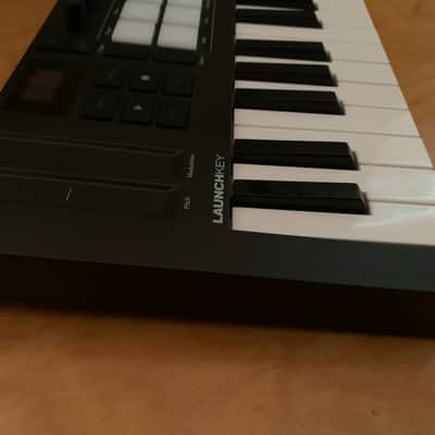 Novation Launchkey 25 MKIII MIDI Keyboard Controller 2020 - Present - Black image 2