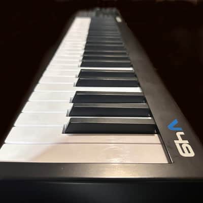 Alesis V49 49-Key USB MIDI Controller with Drum Pads image 3