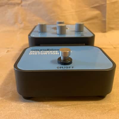Source Audio Soundblox Bass Multiwave Distortion SA125 MINT in box with users manual image 3
