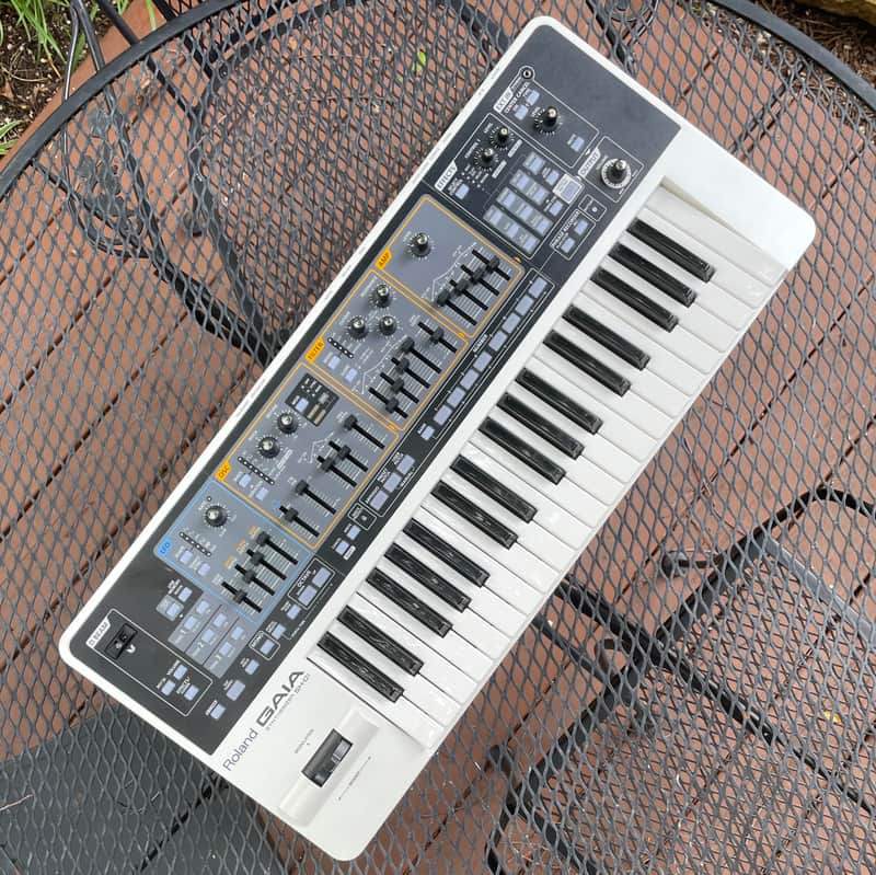 Roland SH-01 GAIA 37-Key Digital Synthesizer 2010 - 2012 - White image 1