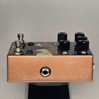 Walrus Audio Monument Harmonic Tap Tremolo V2 2018 - Present - Coral / Black image 6