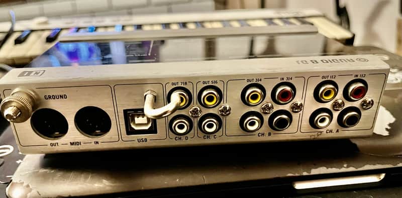 Native Instruments Audio 8 DJ 2010 Silver/Black image 1