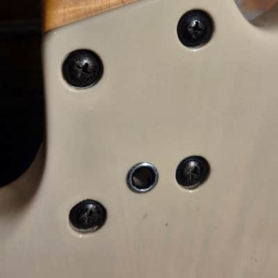 Peavey USA Axcelerator Plus 4-String Bass Vintage White image 17