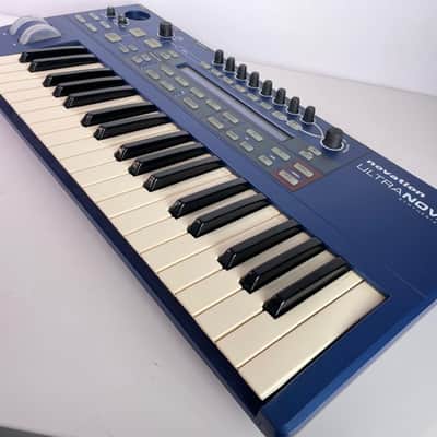 Novation UltraNova 37-Key 20-Voice Synthesizer 2010 - Blue Bild 3