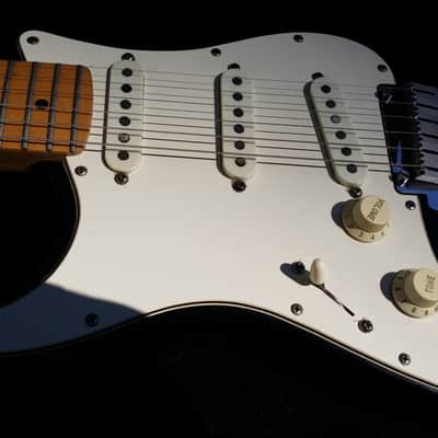 Vintage 1988 Fender Stratocaster & Case image 3