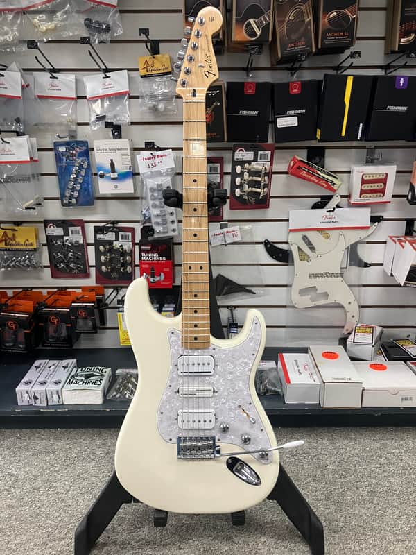 Fender Standard Stratocaster with Maple Fretboard 1998 - 2005 - Arctic White image 1