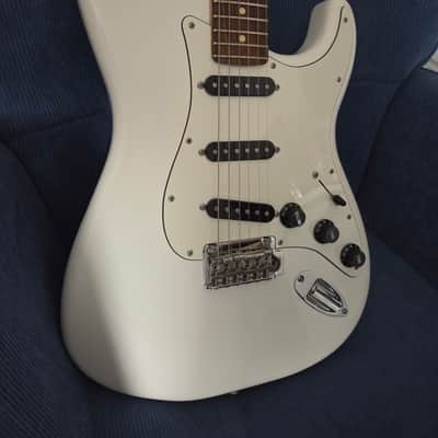 Fender Player Stratocaster with Pau Ferro Fretboard 2018 - 2024 - Polar White image 2