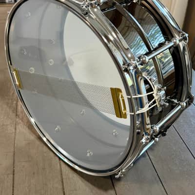 Ludwig LU6514C Universal Brass 6.5x14" Snare Drum with Triple Flange Hoops 2022 - Present - Black Nickel over Brass with Chrome Hardware image 6