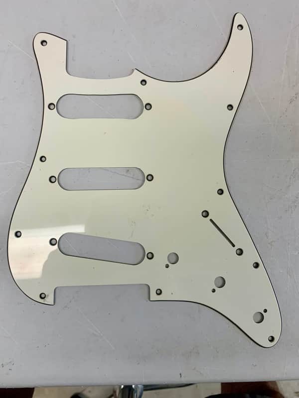 Fender SSS 3 ply aged white/parchment 11 hole - Aged white