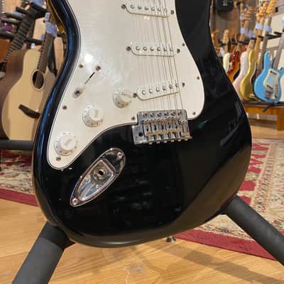 Fender Standard Stratocaster Left-Handed with Maple Fretboard 2007 Black image 2
