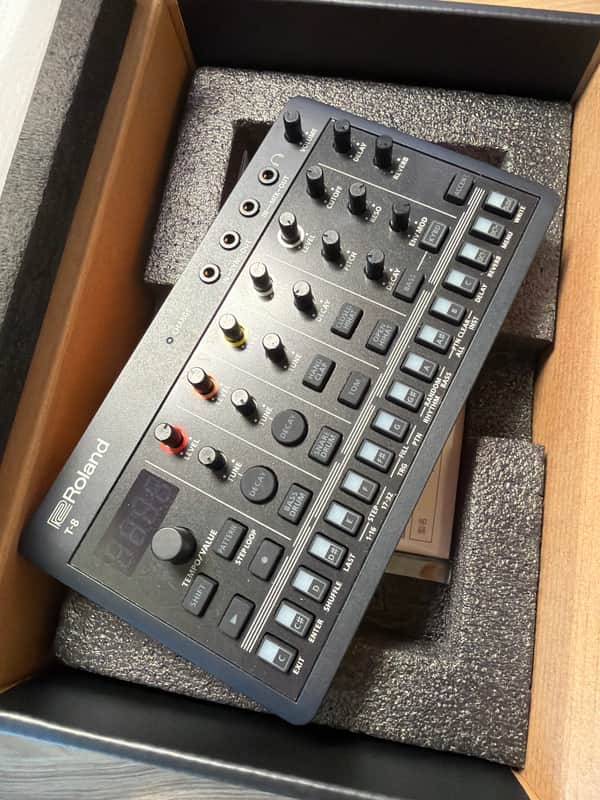 Roland T-8 AIRA Compact Beat Machine image 1