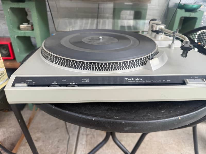 Technics SL-220 Turntable image 1