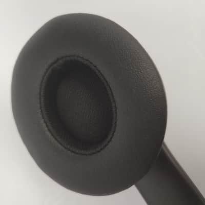 Beats Solo 3 Headphones image 10