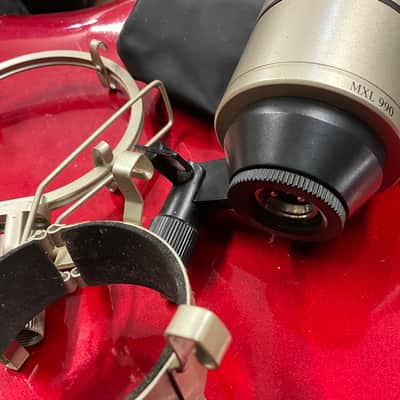 MXL 990 Condenser Microphone w/Shock Mount, Clip & Pouch image 3