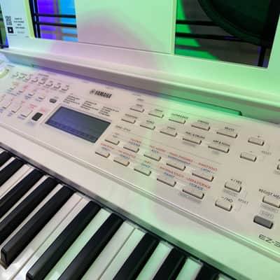 Yamaha EZ-300 61-Key Portable Keyboard with Light-Up Keys 2020 - Present - Silver image 2