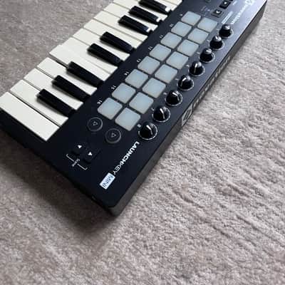 Novation Launchkey Mini MKIII MIDI Keyboard Controller 2019 - Present - Black image 3