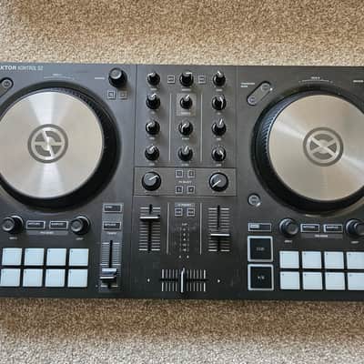 Native Instruments Traktor Kontrol S2 MK3 (+ Decksaver) 2018 - Black image 1